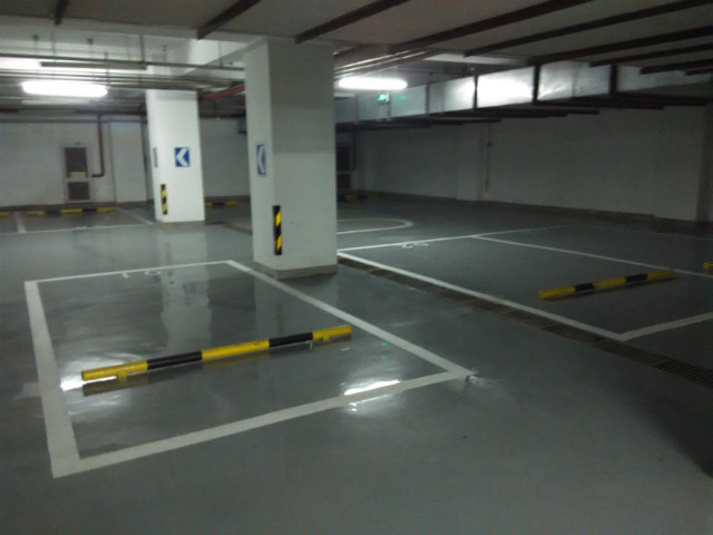 后沙峪貴族學校地下車庫劃線施工